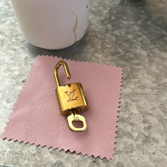 LV Lock & Key 320 - Picture 5 of 8